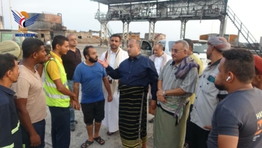 Maqbouli inspects damage from Israeli aggression shelling in the port of Hodeida and oil facilities