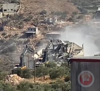 العدو الإسرائيلي يهدم منزلاً وبئر مياه في رافات غرب سلفيت