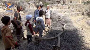 Lahj.. Inspezierung von Fortschritt der Arbeiten beim Bau und der Pflasterung der Straße Al-Murabaha-Al-Ajaim in Al-Qubaitah