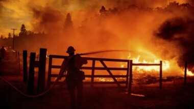 نيران حرائق الغابات تلتهم مقاطعة في كاليفورنيا الأمريكية