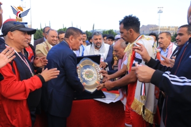 العيدروس ومقبولي والمؤيدي يكرمون أبطال الدوري العام لكرة القدم