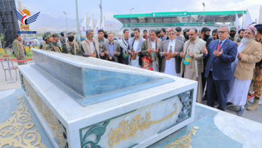 Le président Al-Mashat visite le sanctuaire et l'exposition du martyr Al-Samad dans la capitale, Sana'a
