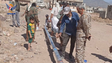 Al-Shughadri besucht das Wasserleitungsprojekt in Qaa al-Jabr in der Stadt Damt