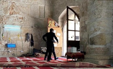 Las fuerzas enemigas irrumpieron en la capilla de Bab al-Rahma y atacaron a los fieles.