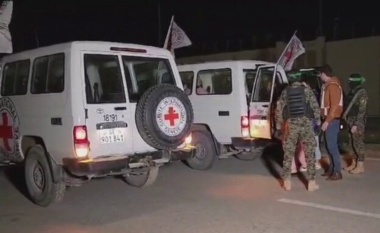 La résistance palestinienne remet 12 prisonniers sionistes à Gaza à la Croix-Rouge