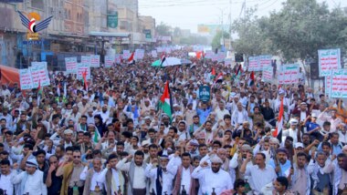 Große Massenmärsche in Hodeidah unter dem Motto „Unser Weg mit Gaza ... vorwärts bis zum Sieg