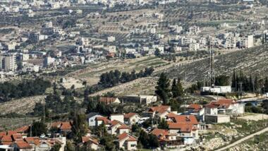 Zionist enemy paves settlement road south of Bethlehem and seizes lands