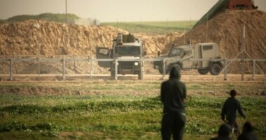 El enemigo sionista ataca a los agricultores del centro y sur de la Franja de Gaza