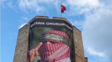 Turkish activists hang Abu-Obaida profiles on Turkey landmarks