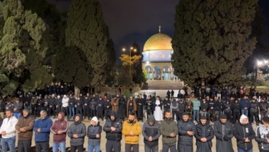 Des milliers de Palestiniens accomplissent la prière de l'aube le 7 du Ramadan à Al-Aqsa