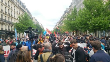 Francia: huelgas y marchas masivas por el Día de los Trabajadores para protestar contra el aumento de la edad de jubilación.