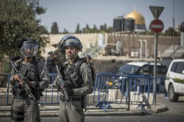 العدو الصهيوني يُحاصر مدينة القدس ويغلق شوارع وأحياء بحجة ما يسمى بـ