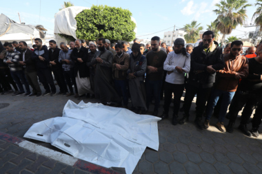 الدفاع المدني في غزة ينتشل جثامين 409 شهداء من مجمع الشفاء ومحيطه وخانيونس
