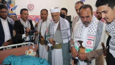 قيادة السلطة القضائية تزور الجرحى في عدد من المستشفيات بأمانة العاصمة