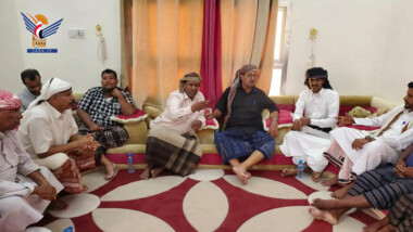 المهرة.. لجنة اعتصام قشن تناقش تداعيات التدهور الاقتصادي على معيشة المواطنين
