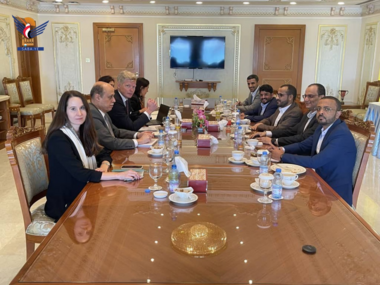 Acting Chairman of High Economic Committee meets UN envoy in Muscat