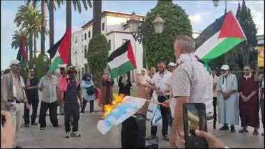 محتجون يحرقون علم كيان العدو الصهيوني أمام البرلمان في المغرب رفضا للتطبيع