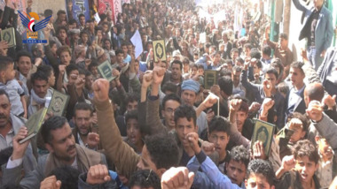 مسيرة في القفر بإب تنديدا بحرق القرآن واحتجاز المعتمرة اليمنية في السعودية