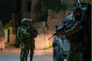 El enemigo sionista arrestó a un ciudadano palestino y a su hijo en el sur de Naplusa