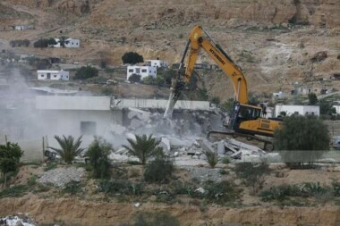 Extremist settlers erect mobile rooms south Nablus