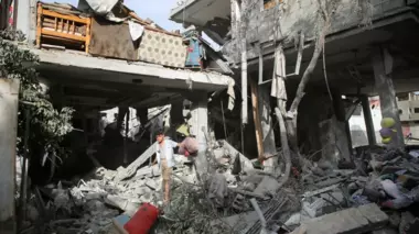 Sechs Märtyrer und mehrere Verletzte bei feindlichen Bombenangriffen auf Gaza und Rafah