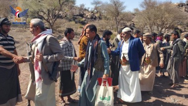 Los dirigentes de la Gobernación de Al Dhale' inspeccionan a los combatientes estacionados en el frente de Al Hawamra en Taiz.