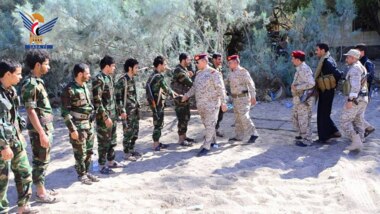 Le général de division Al-Durra inspecte l'état du personnel déployé dans les axes d'Al-Ajashir et de Najran
