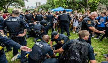 الشرطة الأمريكية تعتقل العديد من طلاب جامعة تكساس بعد تفريق مظاهرة تضامنية مع فلسطين