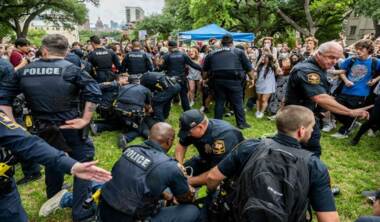 Die amerikanische Polizei verhaftet mehrere Studenten der University of Texas, nachdem sie eine Solidaritätsdemonstration mit Palästina aufgelöst hat