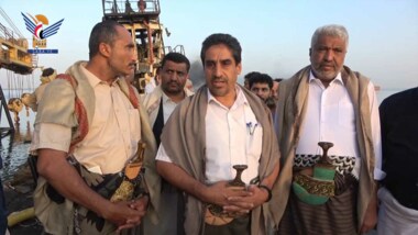 قحيم وعطيفي والبشري يطلعون على أضرار استهداف العدوان الصهيوني لموانئ الحديدة