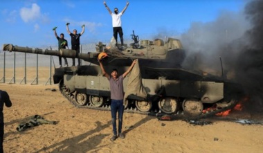 El orgullo de la industria militar del enemigo sionista es pisoteado bajo los pies de los muyahidines de Gaza y quemado con un encendedor.