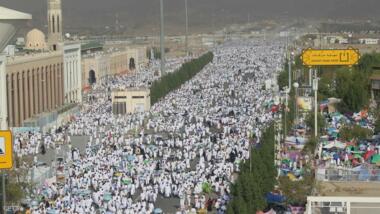 Peregrinos de la Sagrada Casa de Dios allah huyen de Arafat a Muzdalifah después de realizar el Gran Pilar