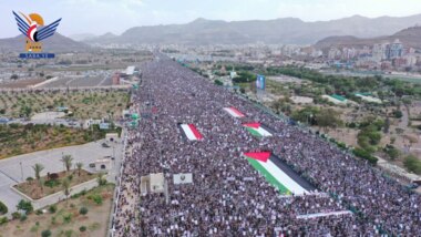 Millionen von Menschen versammelten sich in Hauptstadt Sana'a, lobten und dankten Gott für amerikanische Versagen und forderten den israelischen Feind heraus Millionen von Menschen versammelten sich in Hauptstadt Sana'a, lobten und dankten Gott für amerikanische Versagen und forderten den israelischen Feind heraus