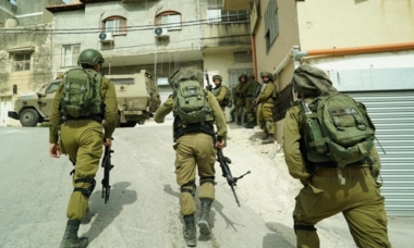 العدو الصهيوني يواصل حملات الدهم والاعتقال في أنحاء الضفة الغربية المحتلة