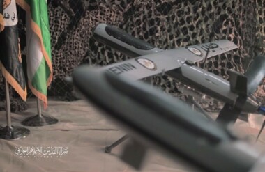 El dron de Jenin de las Brigadas Al-Quds apunta a un jeep enemigo en el sitio 
