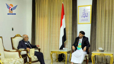 El presidente Al-Mashat se reúne con el director del Centro Nacional de Documentación