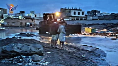 Durchführung von Notfallarbeiten zur Öffnung von Straßen und Ableitung von reißendem Wasser in Heziaz, Sana'a