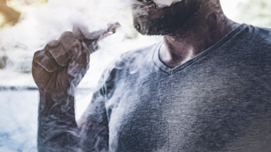 دراسة: التعرض لدخان السجائر يضر بالجلد