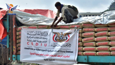 Ibb: livraison du deuxième lot de ciment pour le projet de pavage de la rue principale de la ville d'Al-Udayn