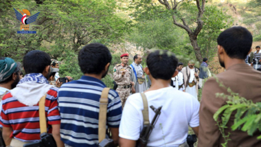 Generalmajor Al-Mortada und Brigadegeneral Sare'a besuchen die an verschiedenen Orten in Dschisan stationierten Truppen