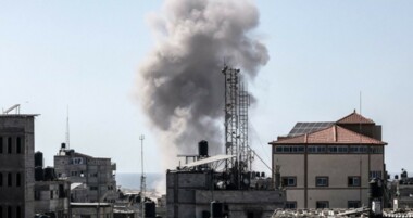 Cuatro palestinos martirizados y otros resultaron heridos en un bombardeo sionista en el centro de la Franja de Gaza