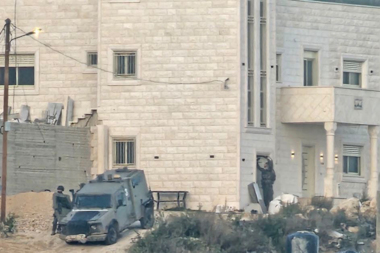 Israeli army besieges building in Jenin, arrests civilians in WB
