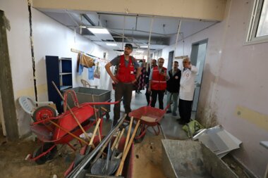 الهلال الأحمر الفلسطيني: خروج مستشفى الأمل في خانيونس عن الخدمة