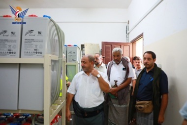 Qohaim und Al-Hamli überprüfen den Umsetzungsstand des alternativen Energieprojekts an der Hodeidah-Universität