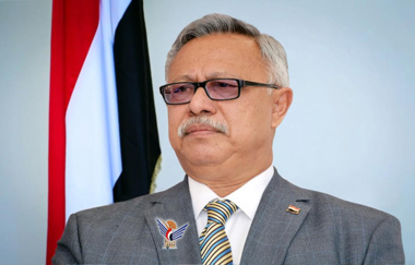 رئيس الوزراء يعزِّي في وفاة الشيخ محمد علي بن طالب الخليفي
