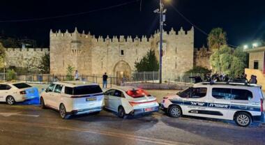 العدو الصهيوني يصيب شاب فلسطيني بالرصاص بعد طعن ضابط إسرائيلي بالقدس