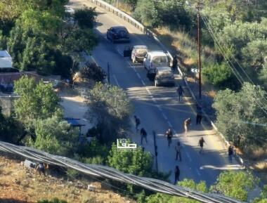 إصابة ثلاثة فلسطينيين باعتداء مستوطنين وقوات العدو على قرية بيتللو غرب رام الله