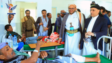 Al-Junaid et Al-Masawa examinent l'état des patients et des blessés à l'hôpital militaire de Taiz
