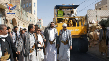 Der Bürgermeister der Hauptstadt inspiziert Asphaltierungsarbeiten in Sana'a