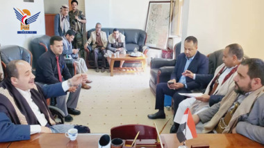Mutlaq und Al-Hadi diskutieren Verfahren zur Erteilung von Lizenzen für Immobilieninvestitionsprojekte im Gouvernement Sana'a